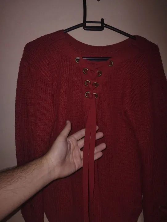 Suéter vermelho feminino, corte renascentista, com gola e pulso ajustáveis. Tamanho G. - Foto 2