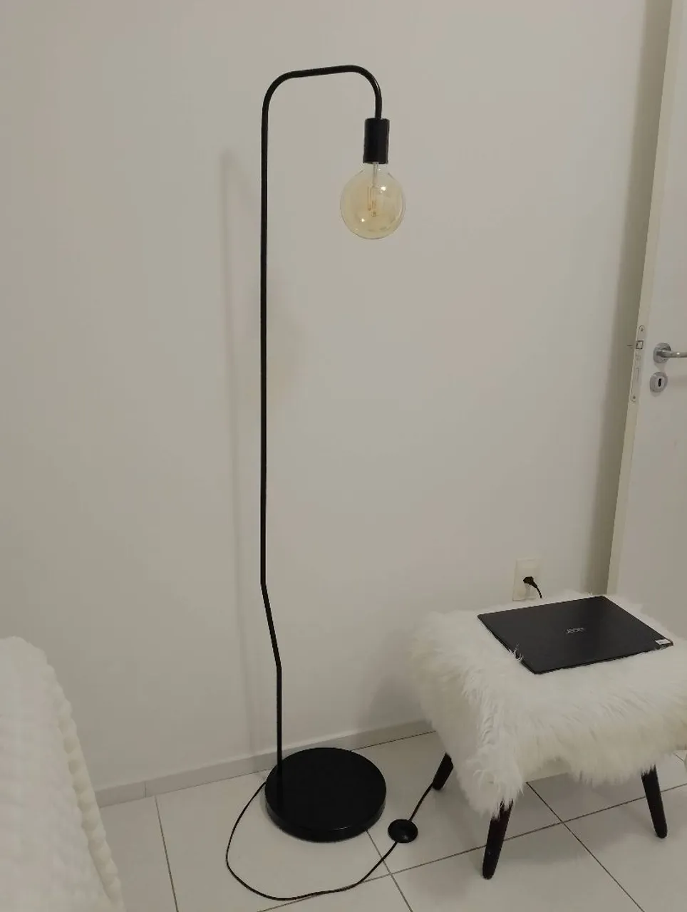 Luminária de chão preta com lâmpada decorativa