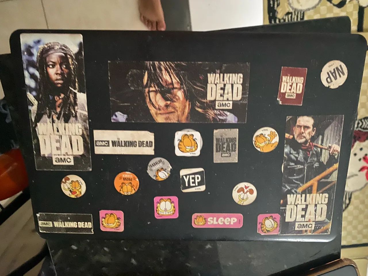 Notebook Gamer com adesivos incríveis