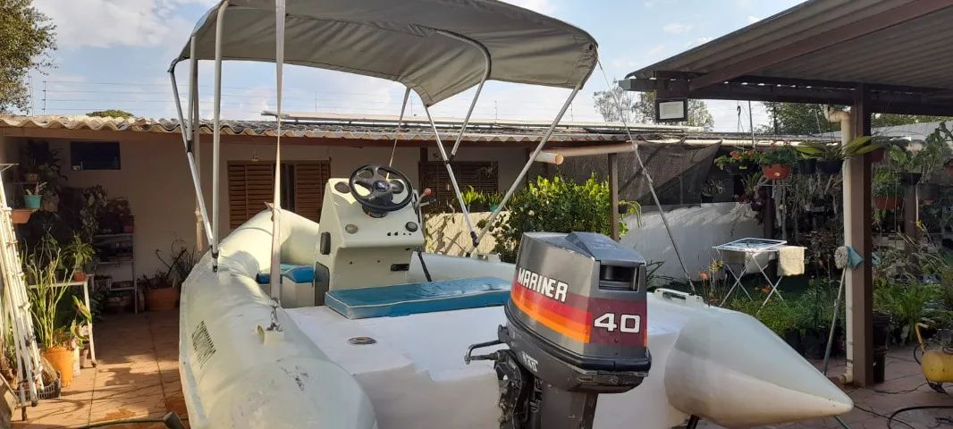 Barco com Capota - Motor 40 HP