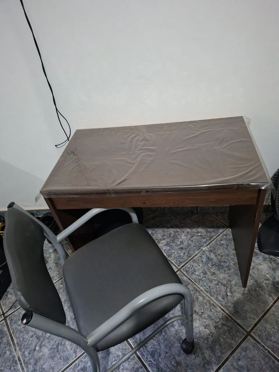 Mesa para notebook com gaveta e cadeira 