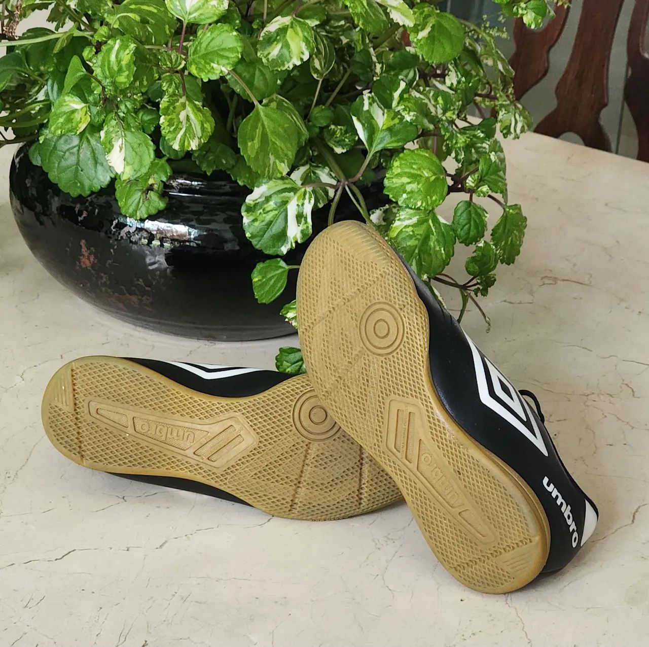Chuteira Umbro - TAM 34 (caneleira de brinde) - Foto 3