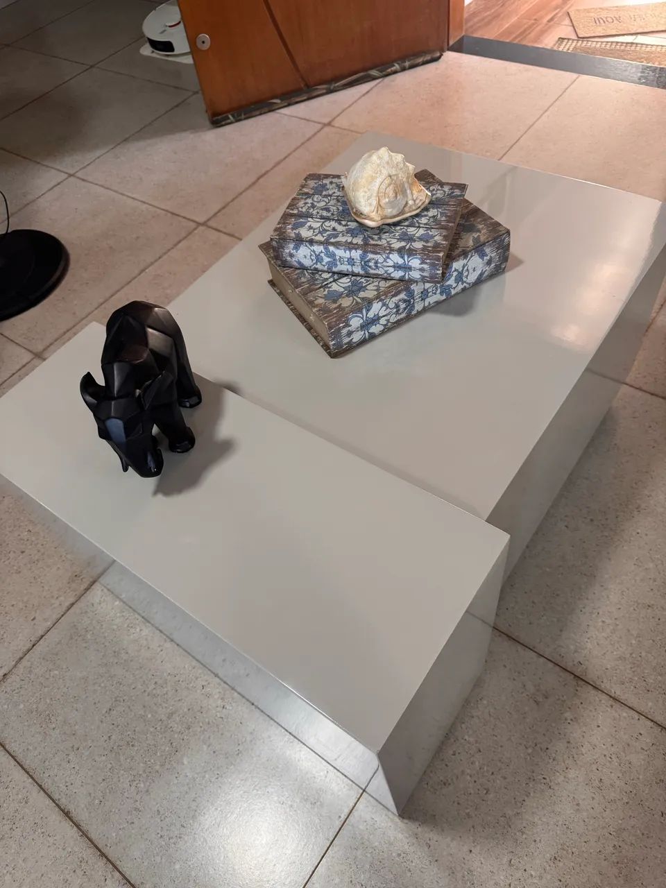 Mesa de Centro Moderna em Laca Alto Brilho