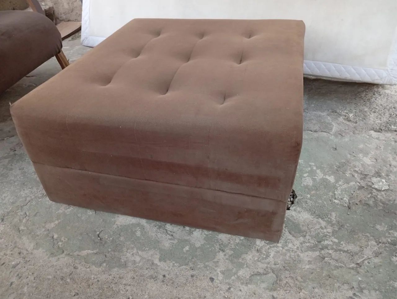 Mesa puff acolchoado marron