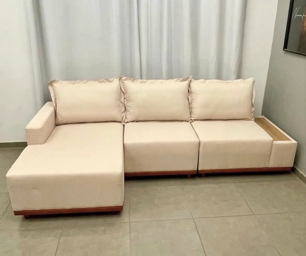 Sofá Living Suiça 6 Lugares com Chaise 288cm Tecido Linho
