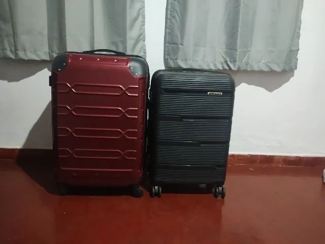 Duas malas de viagem semi nova 