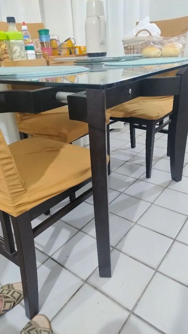 Mesa Com 4 Cadeiras, comprada em Jacaúna 