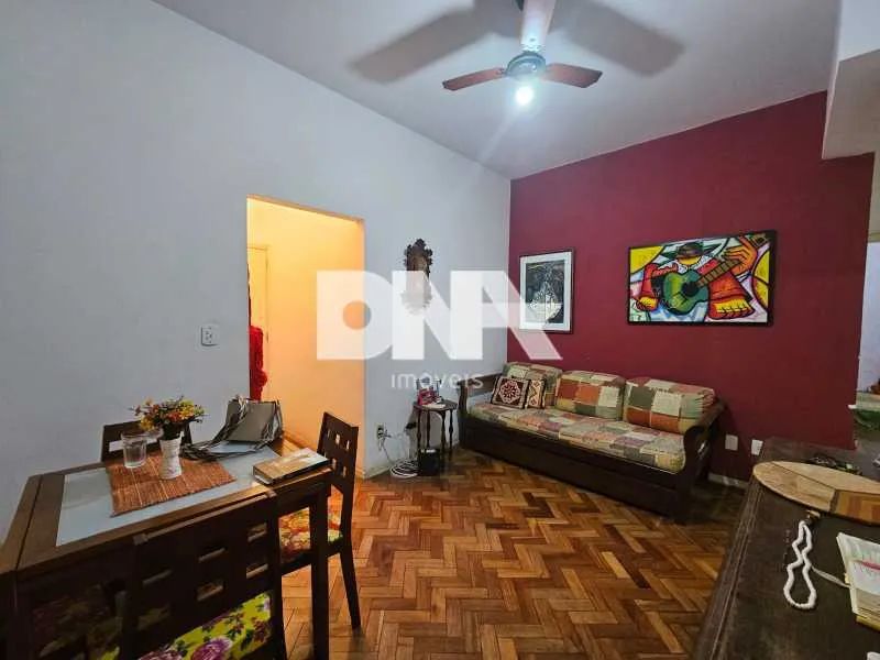 Apartamento - / Residencial / Glória
