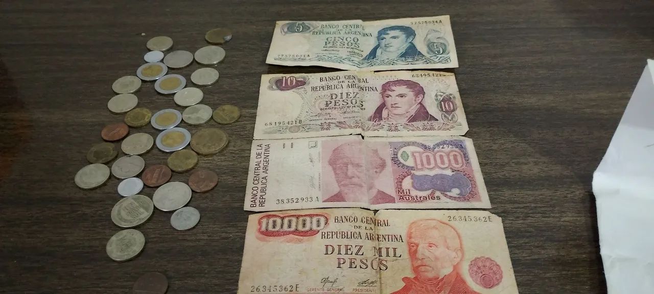Vende cédulas e moedas 
