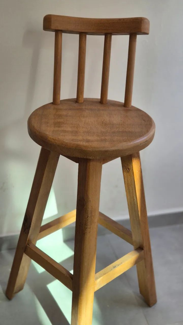 Banquete rústica de madeira, ideal para áreas gourmets e bancada.
