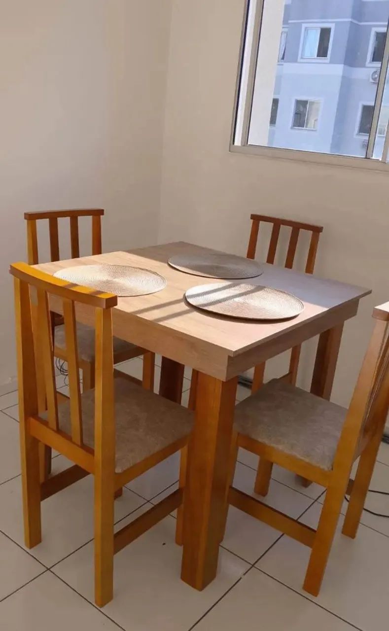 MESA COM 4 CADEIRAS NOVO 