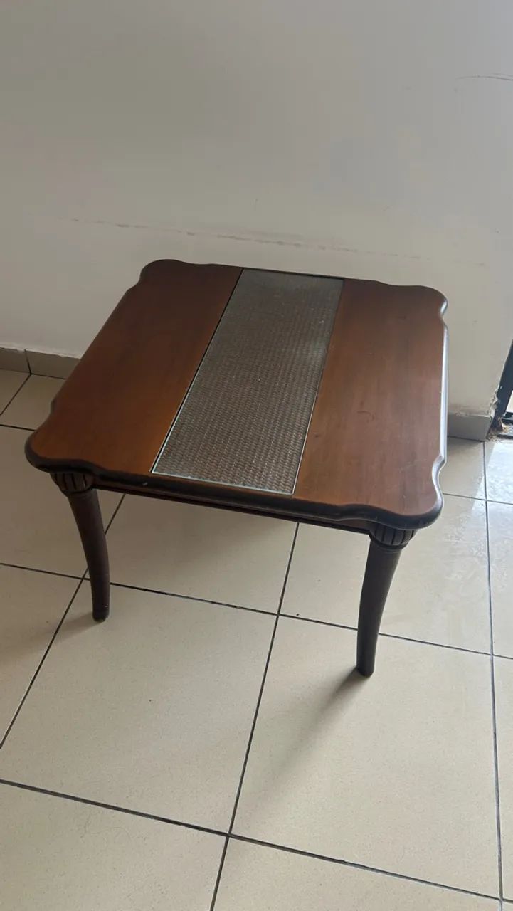 Mesa de madeira com vidro