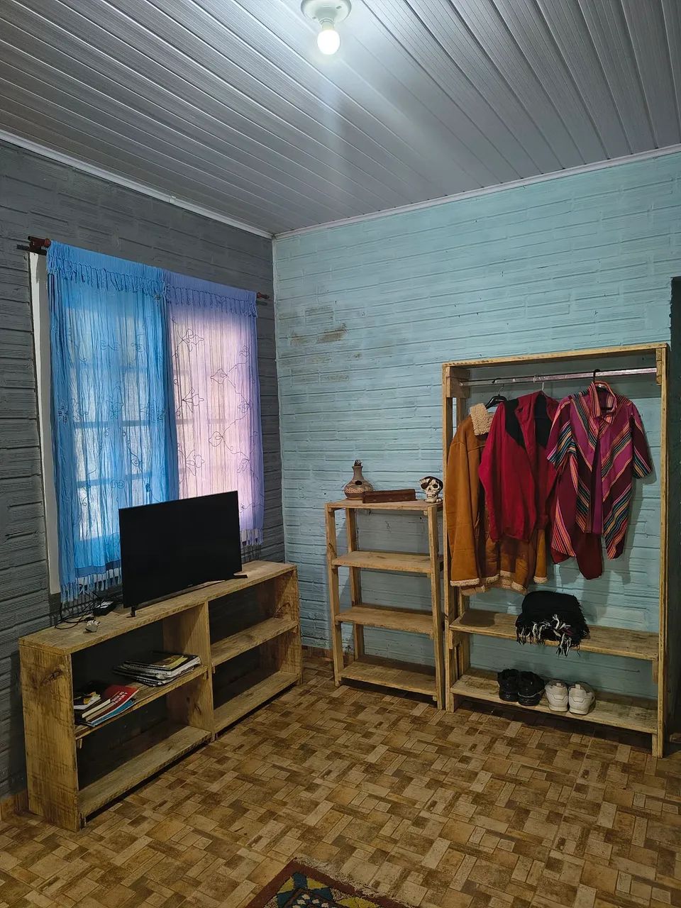 Conjunto de móveis artesanais 