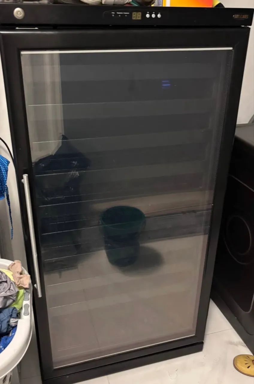 Vendo adega 90 garrafas 
