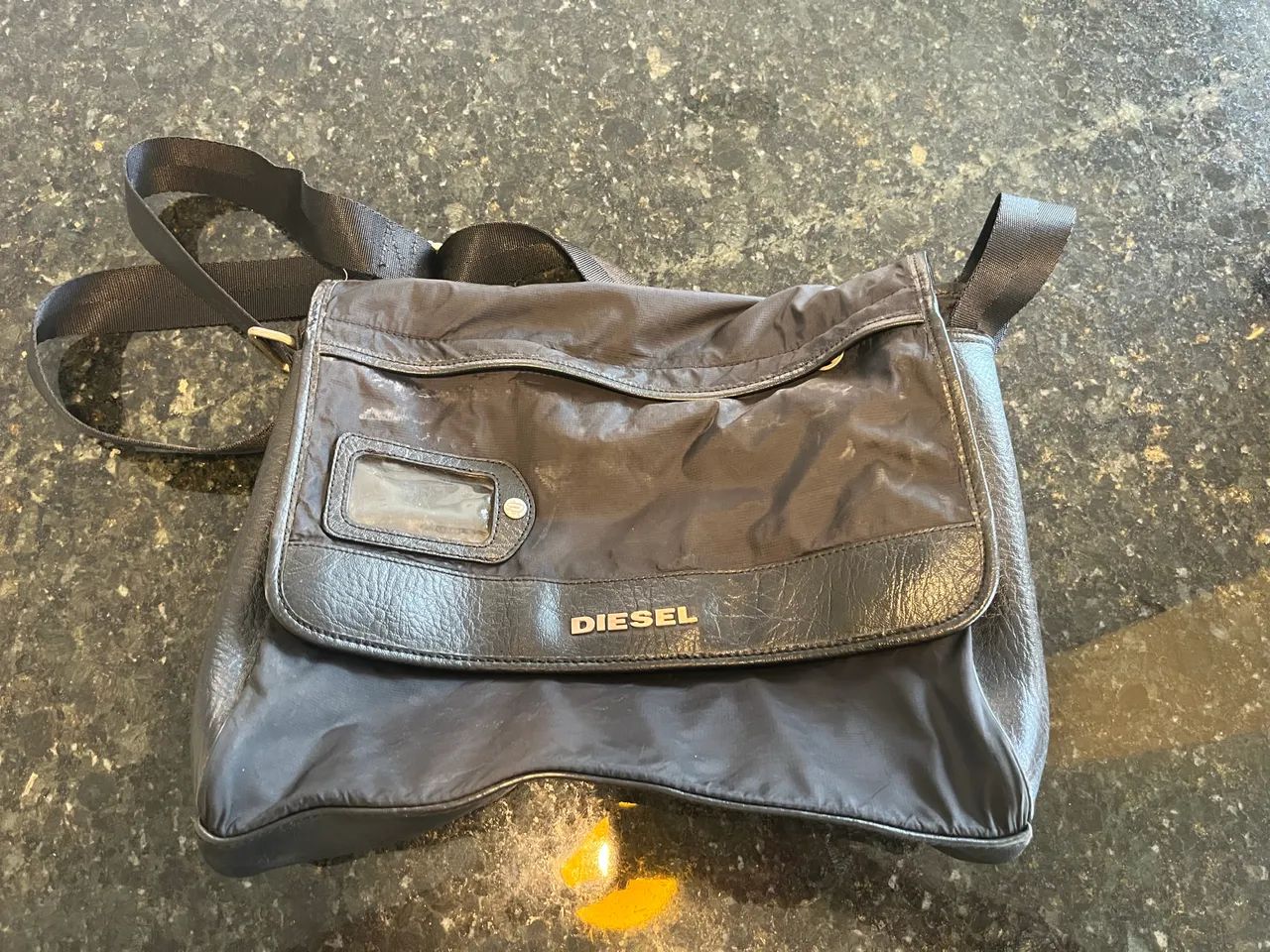 Bolsa estilo carteiro DIESEL em couro e nylon.