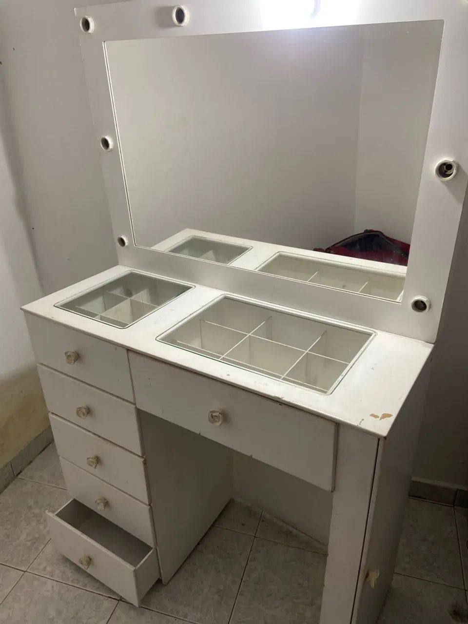 Penteadeira com espelhos e gavetas
