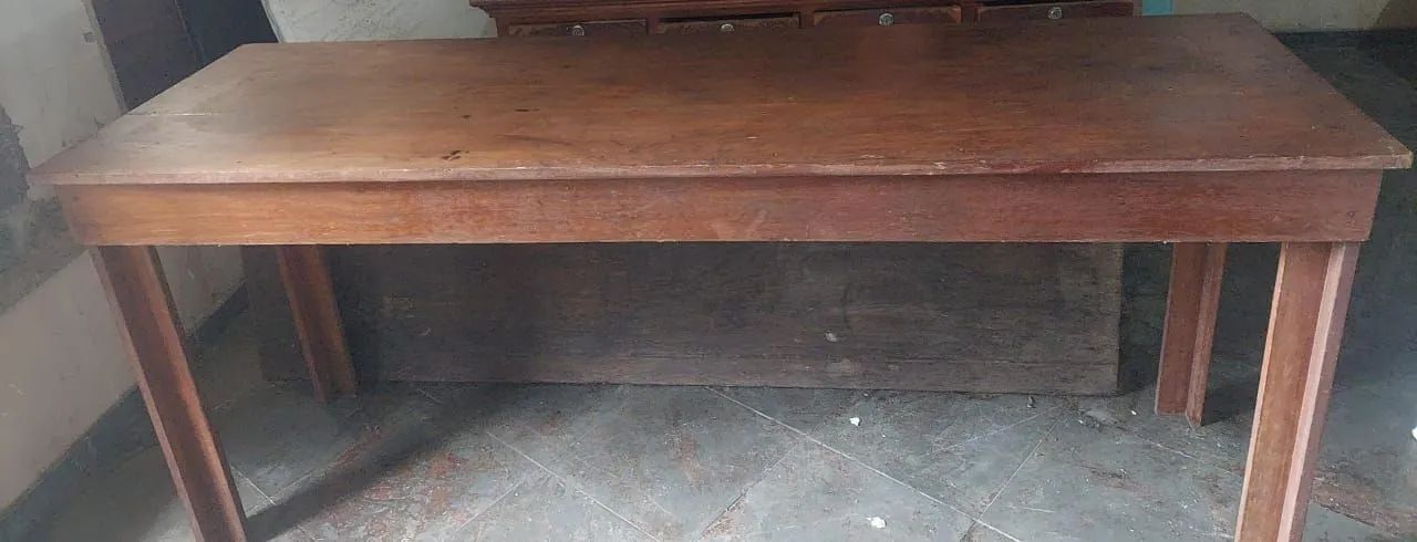 Mesa de madeira maciça de 8 lugares 