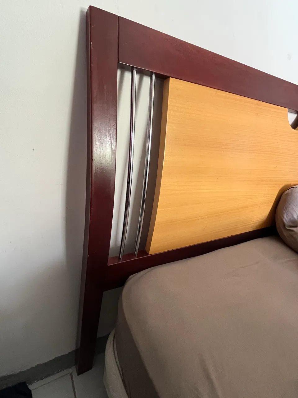 Cabeceira de cama e criado mudo