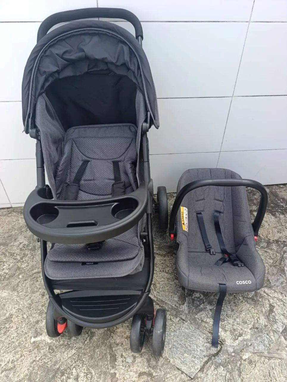 Carrinho com bebê conforto 