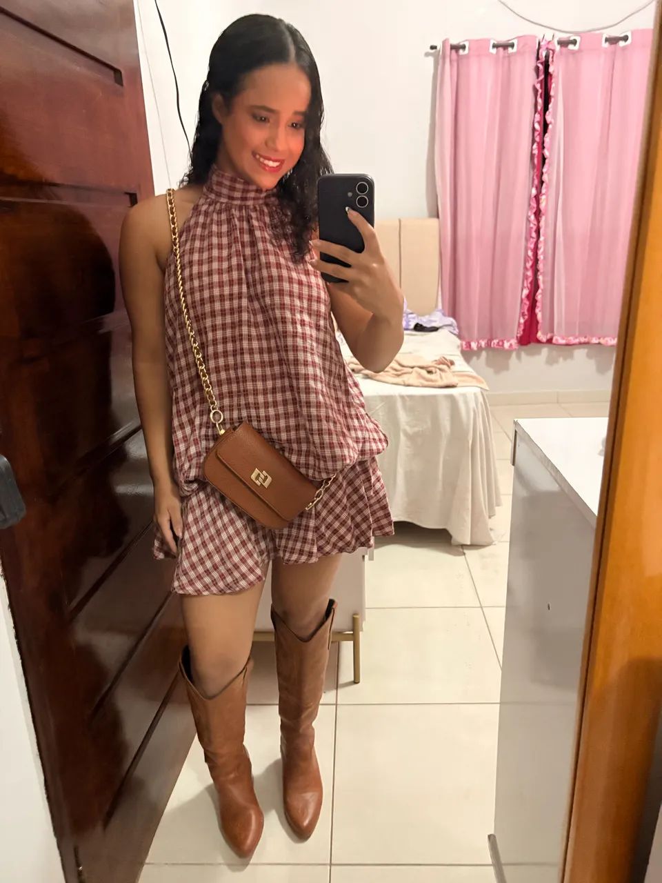  vestido mini xadrez com decote halter e costas nuas da marca Poéselle. - Foto 3