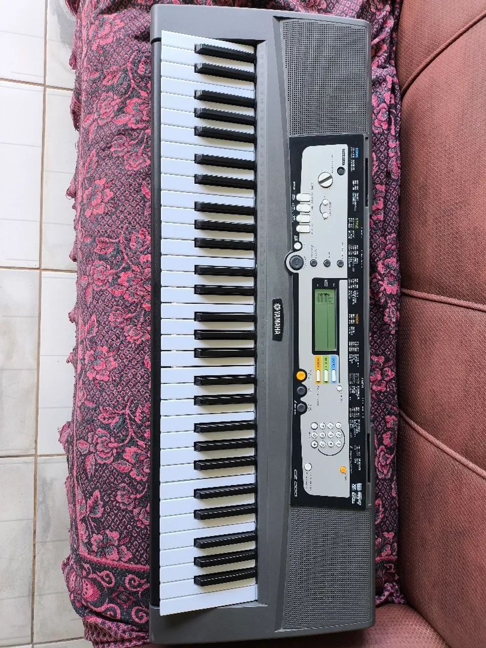 Teclado YAMAHA EZ200 - Foto 3
