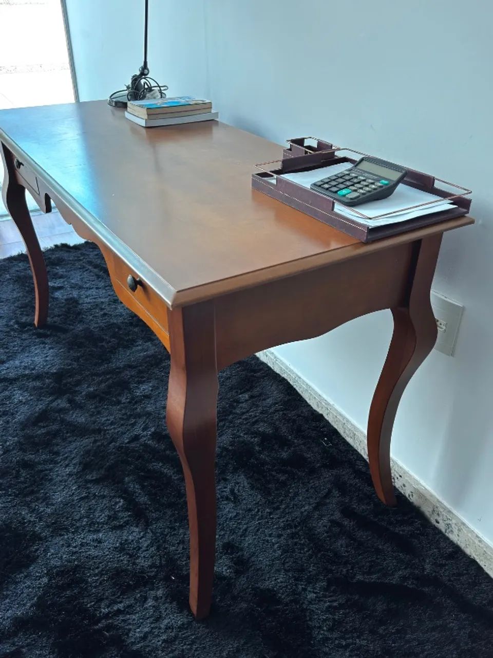 Mesa de Trabalho em Madeira Maciça - Grande, Clássica e Sofisticada - Foto 2