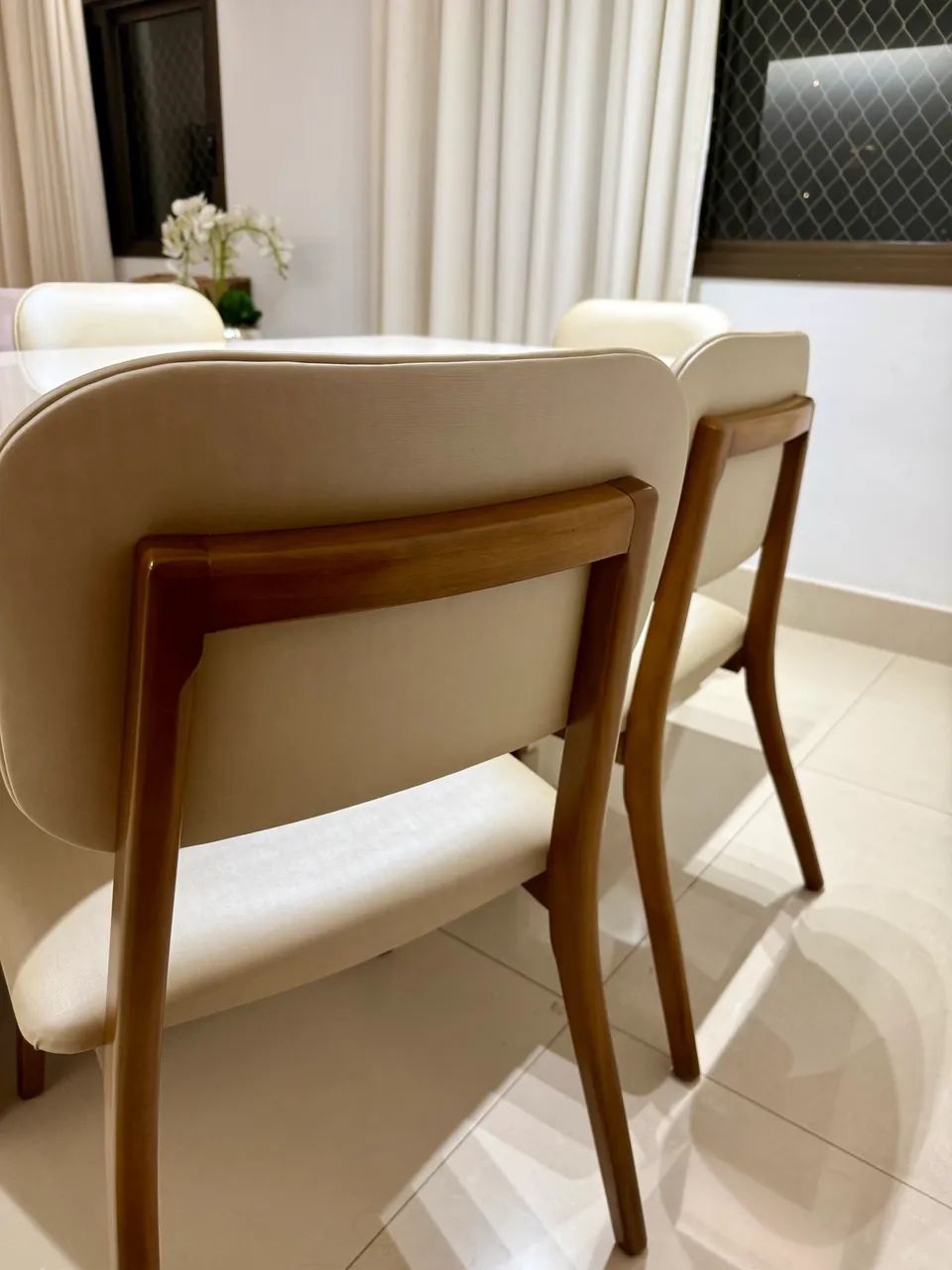 Mesa laqueada + 6 cadeiras madeira maciça  - Foto 4