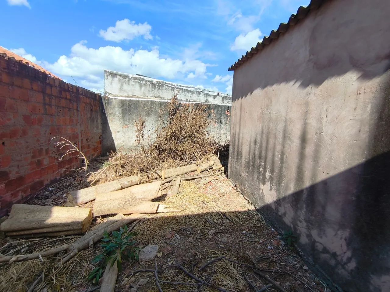 Lote com casa simples AR23