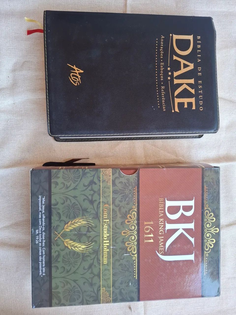 Duas bíblias de estudos 