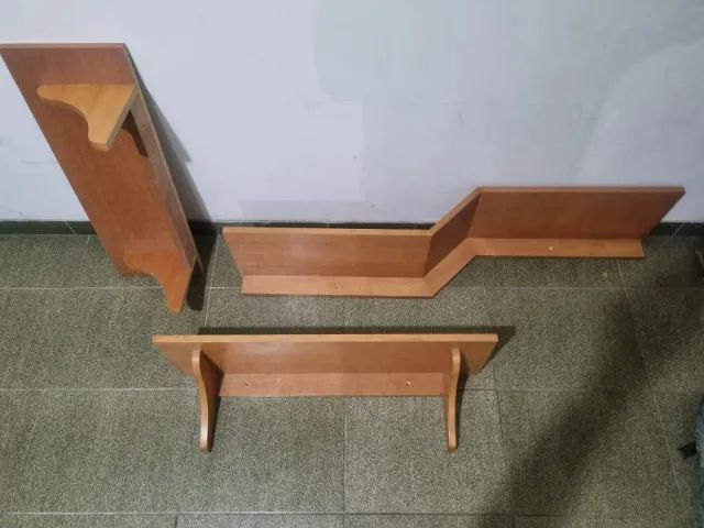 Prateleiras de madeira