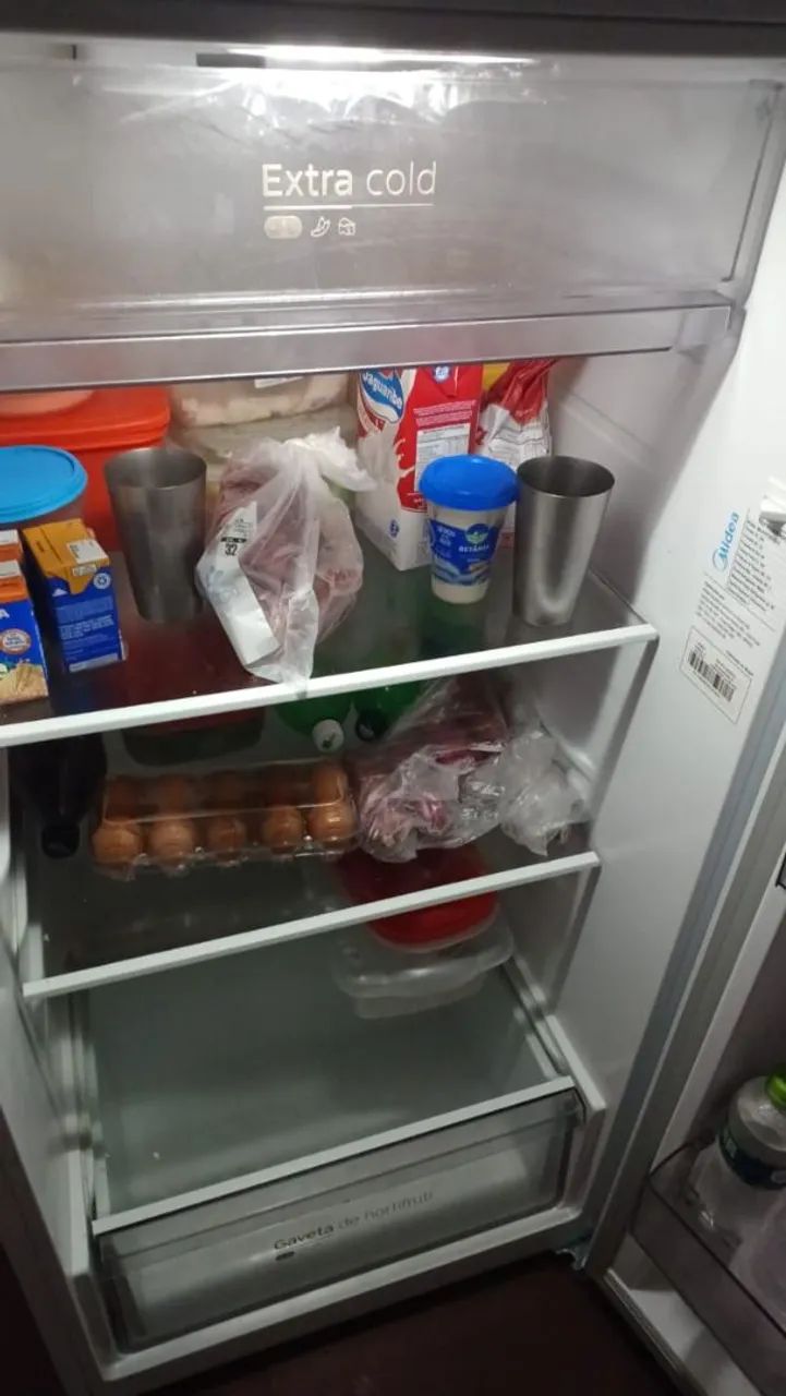 Vendo geladeira semi nova sem marca de uso - Foto 2
