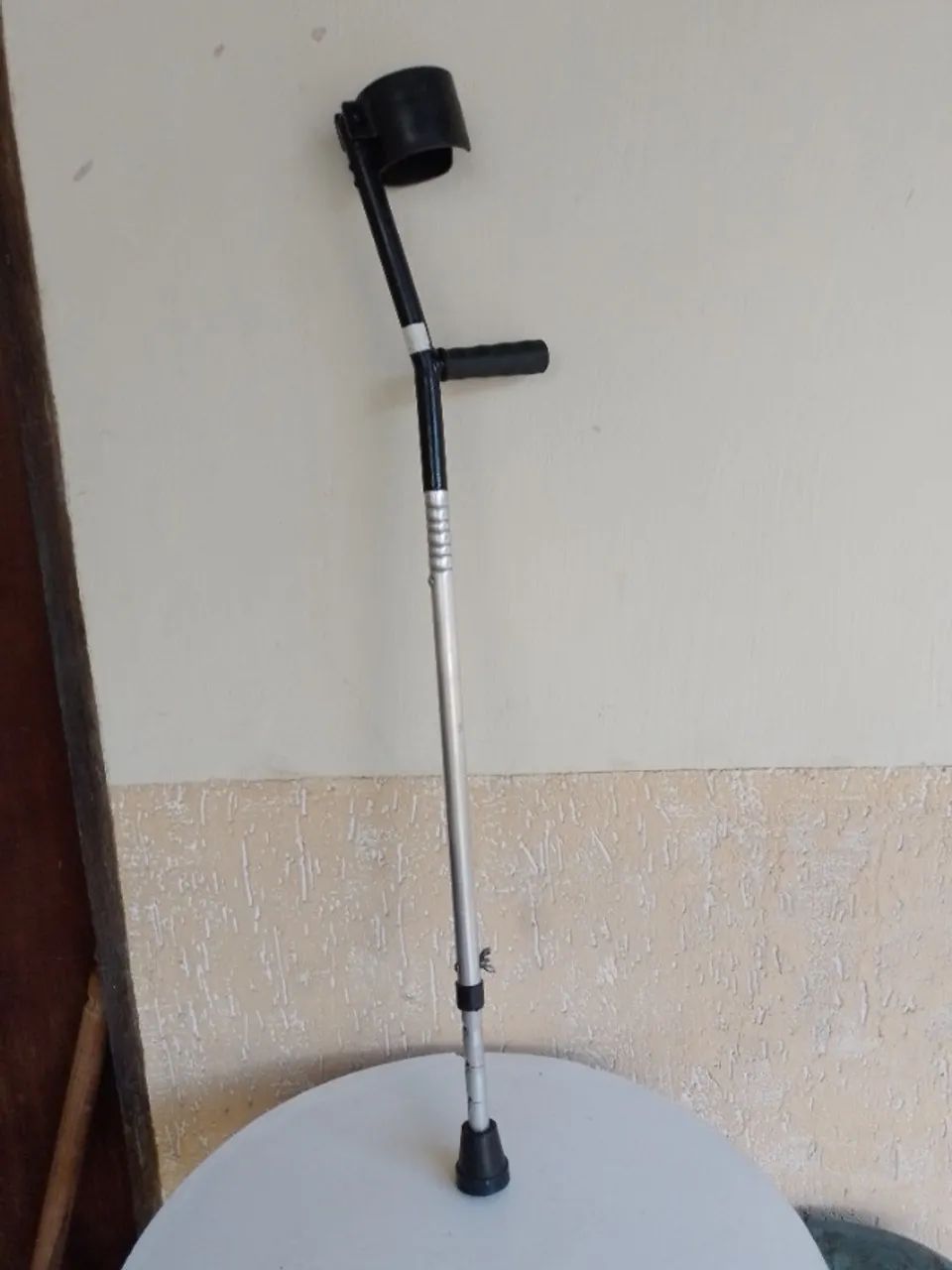 Vendo muleta canadense articulada com regulagem de altura, usada.