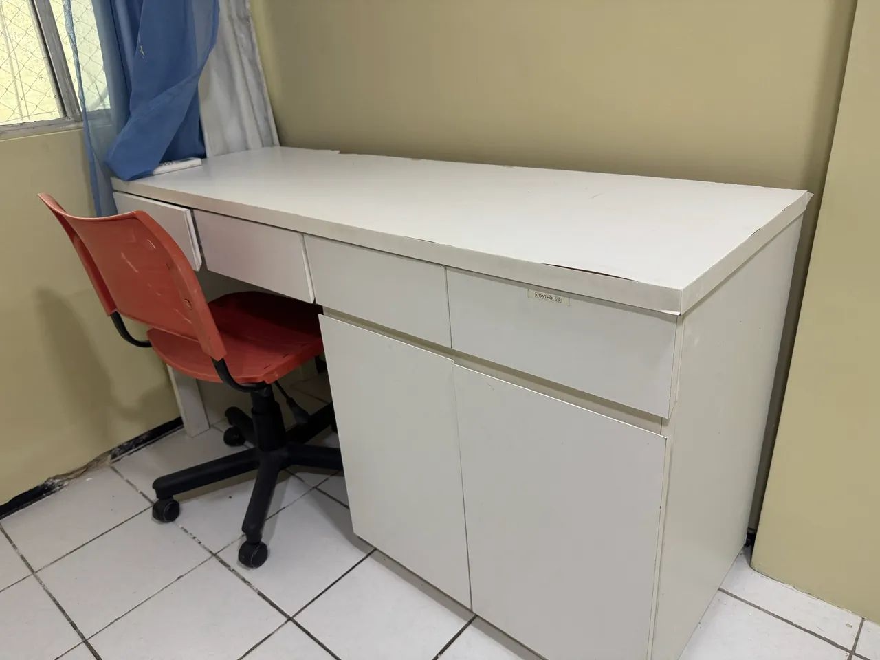 Escrivaninha com cadeira giratória  - Foto 2