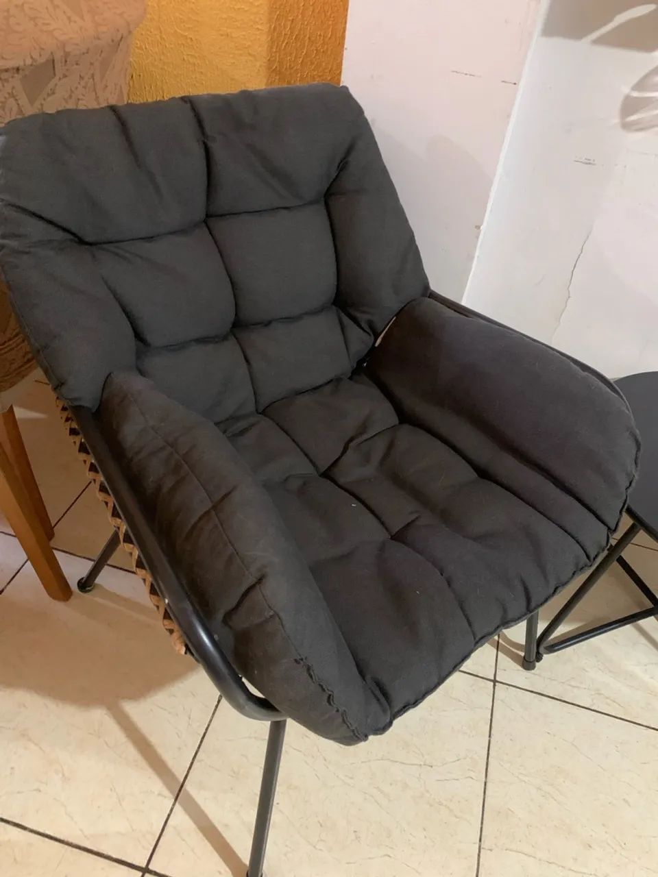 Poltrona com mesa de centro