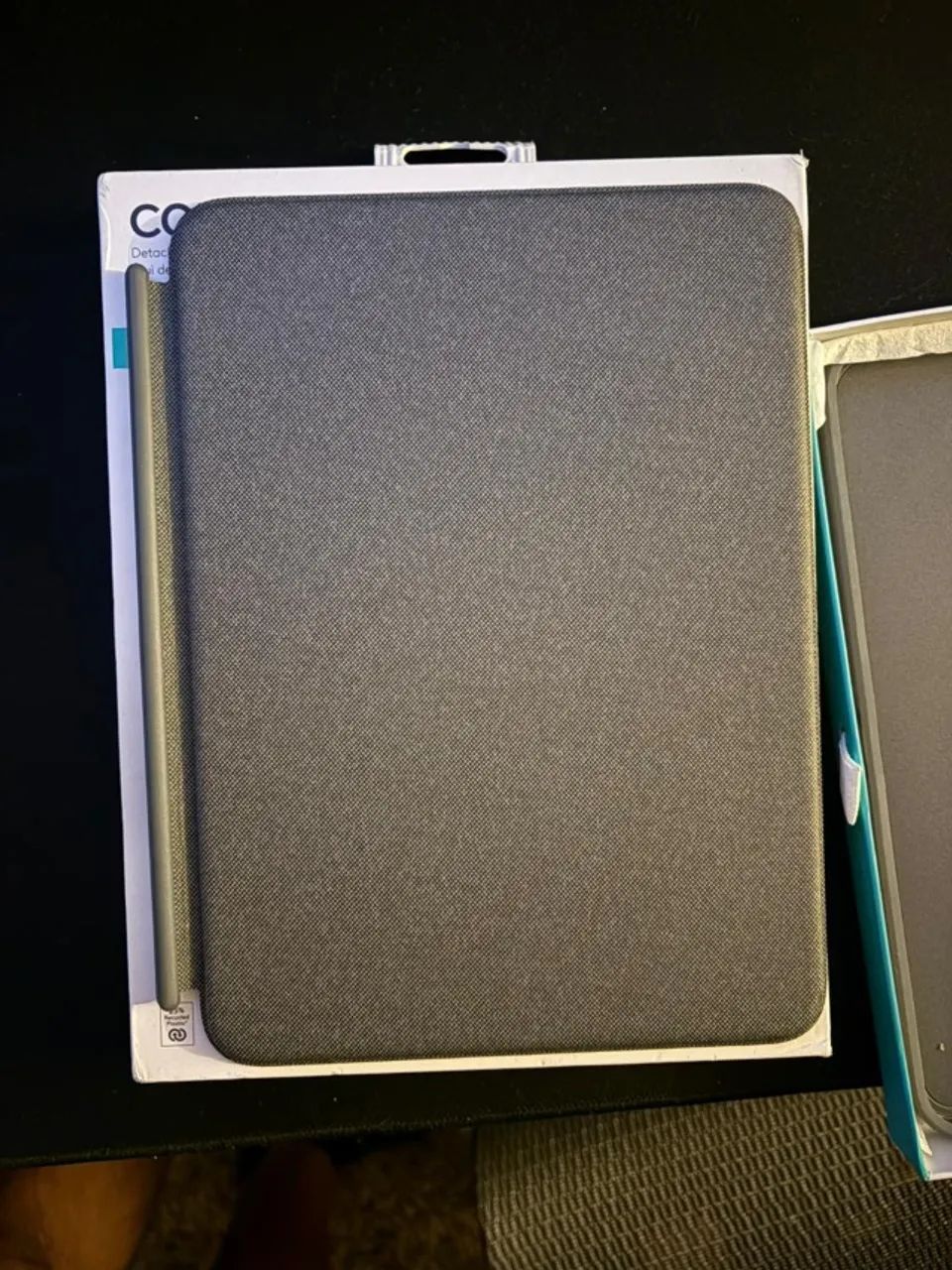 Capa Logitech com teclado Combo touch para iPad (10a geração e A16) - nova, com nota fisca - Foto 4