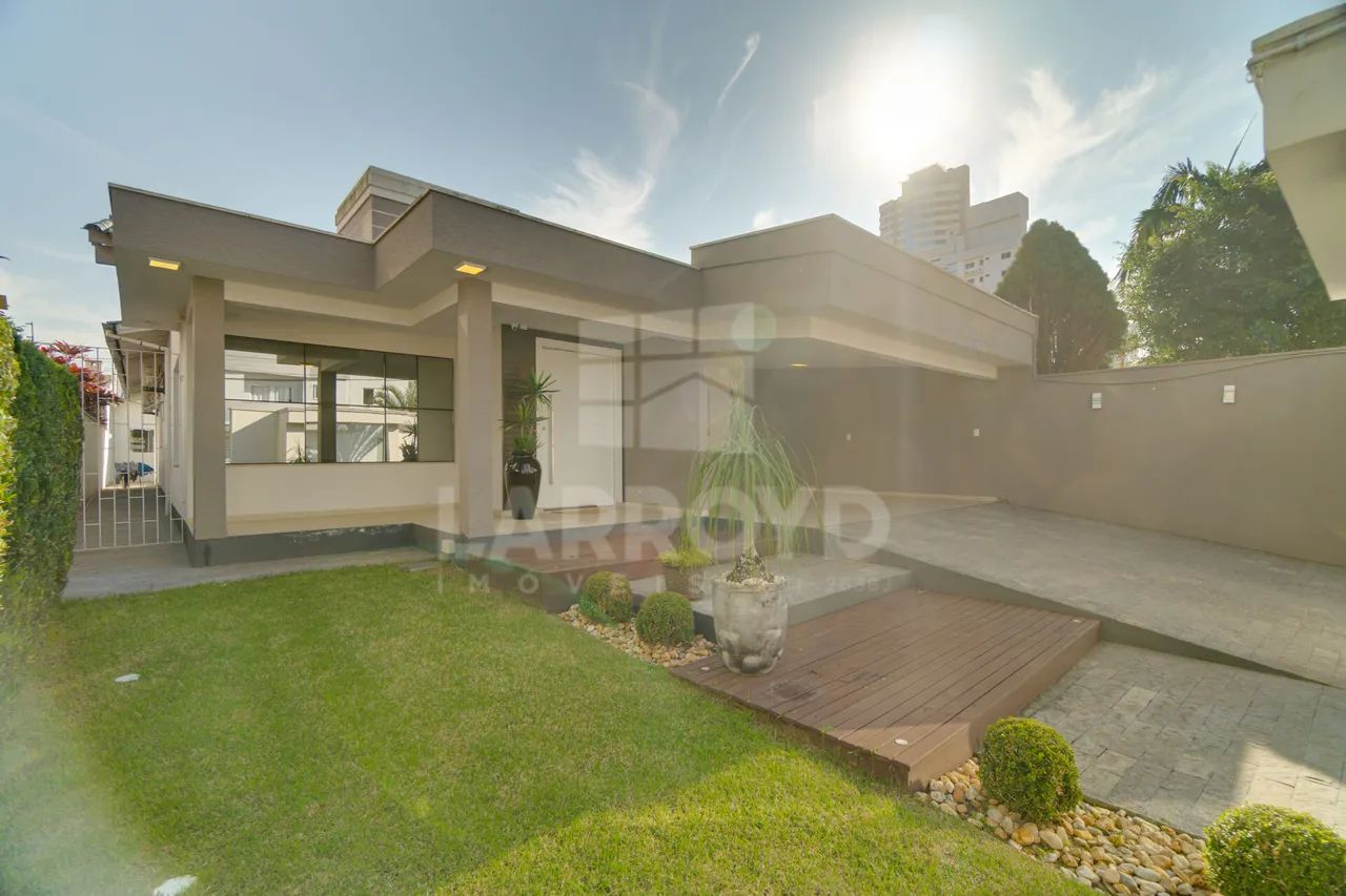 Casa à venda com edícula e ambientes amplos