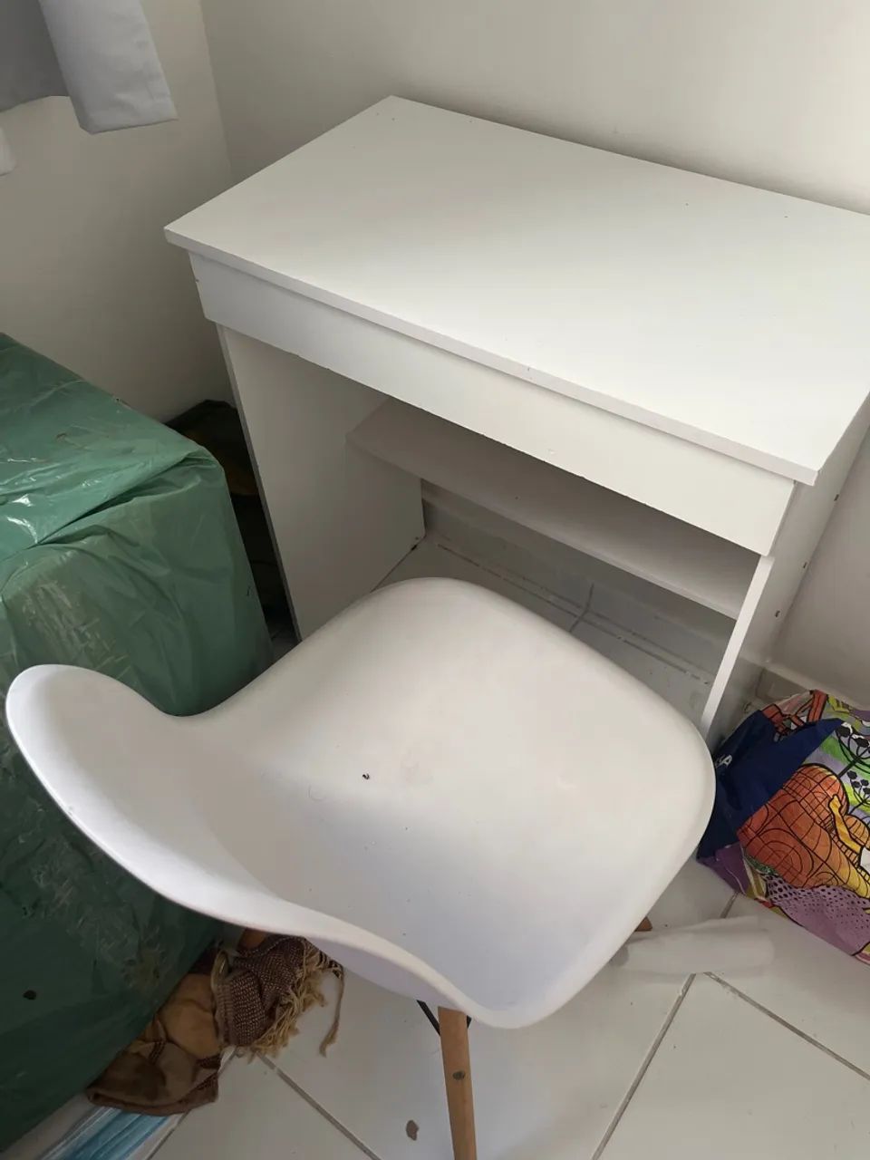 Um mesa biro com gaveta e uma cadeira  - Foto 2
