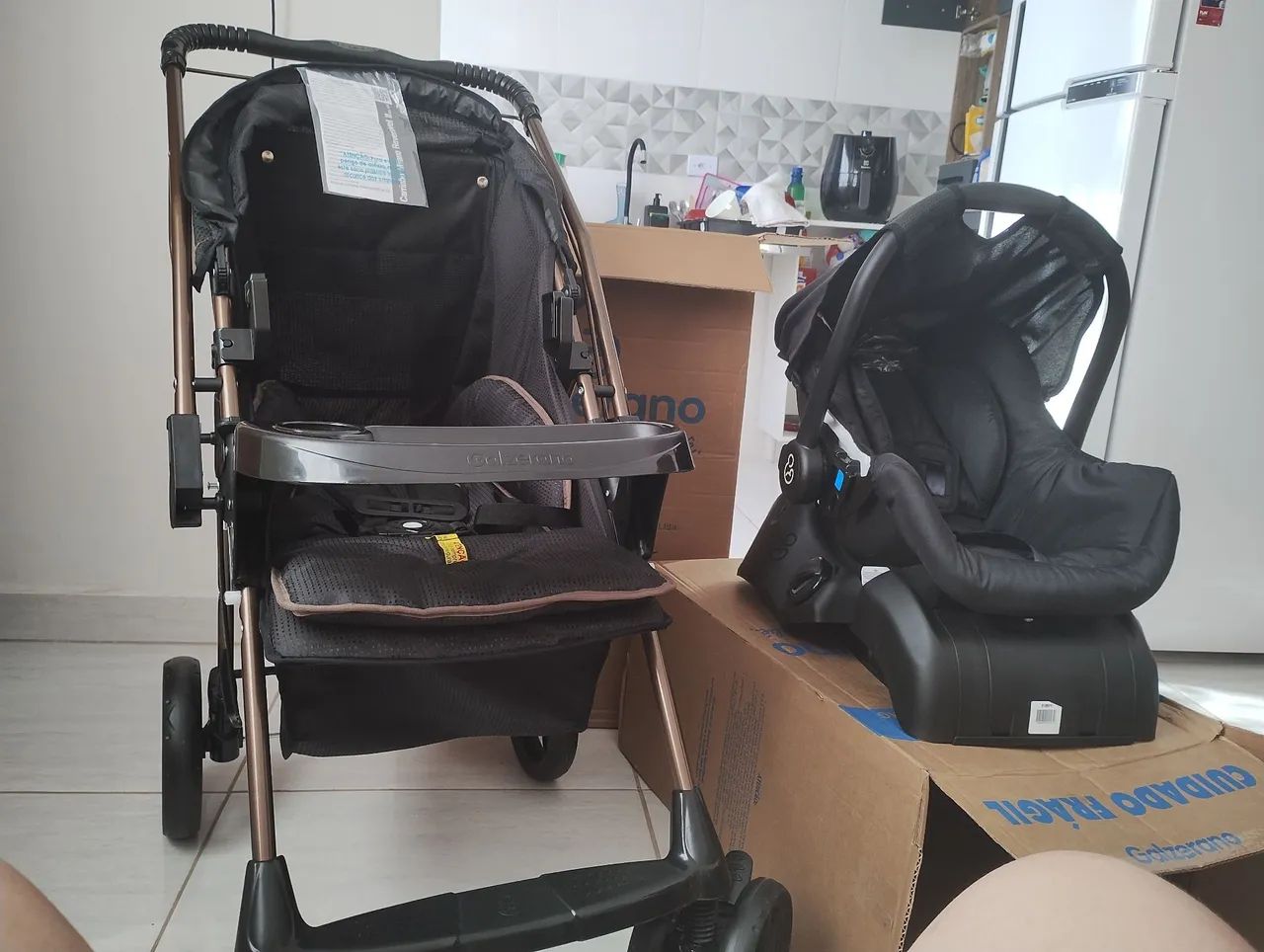 Carrinho de bebê com bebê conforto  - Foto 3