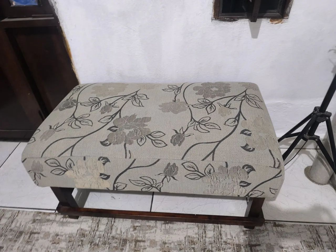 Comfortable upholstered pouf with base65115872045059120
