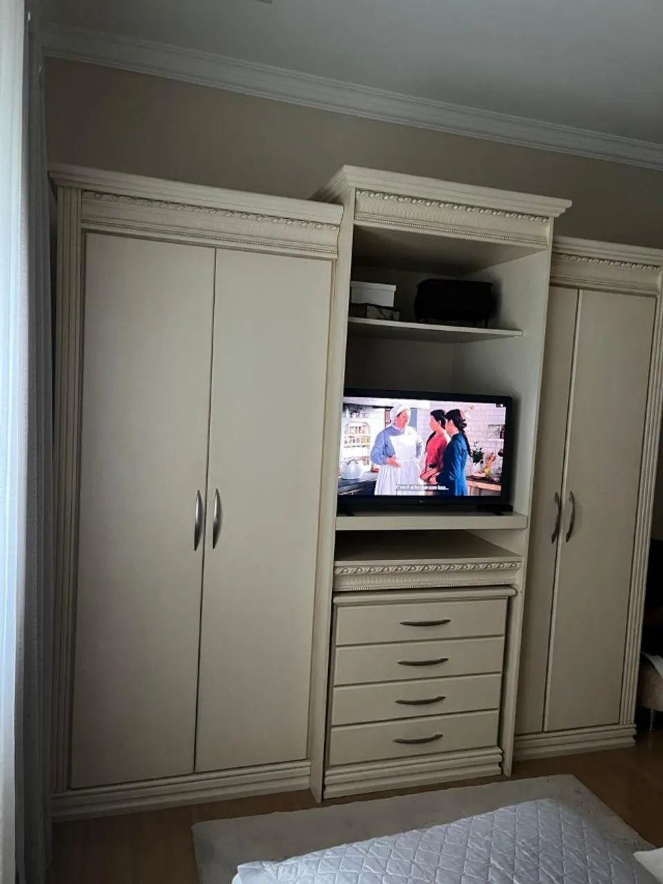 Quarto completo - cômoda, 2 criados-mudos, cabeceira e 2 guarda-roupas