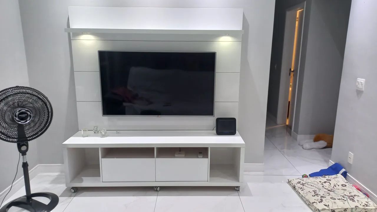 Rack com painel branco, com luminária, lindo!
