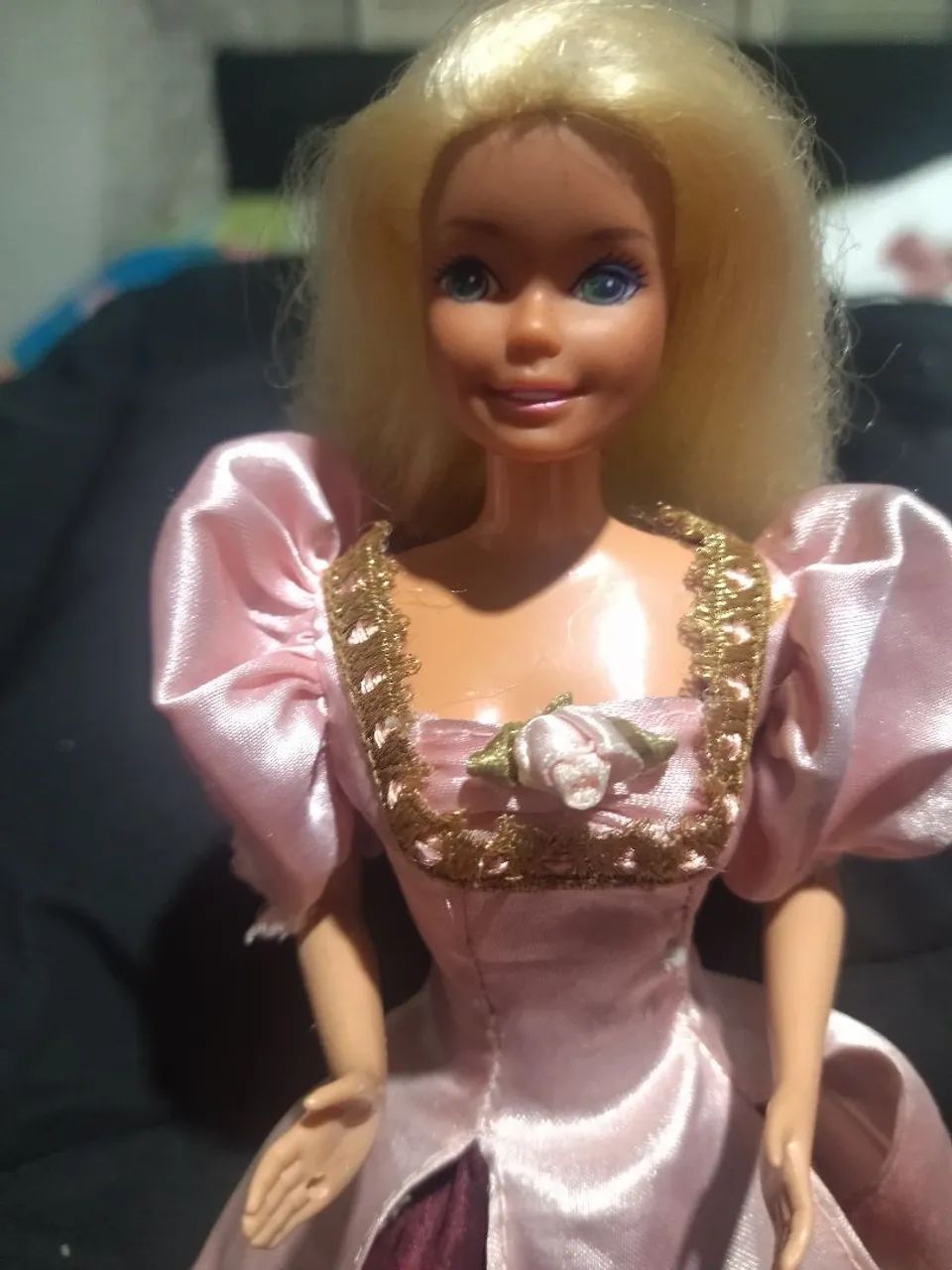 Boneca Barbie da estrela antiga com avaria nos pés e cabeça colada