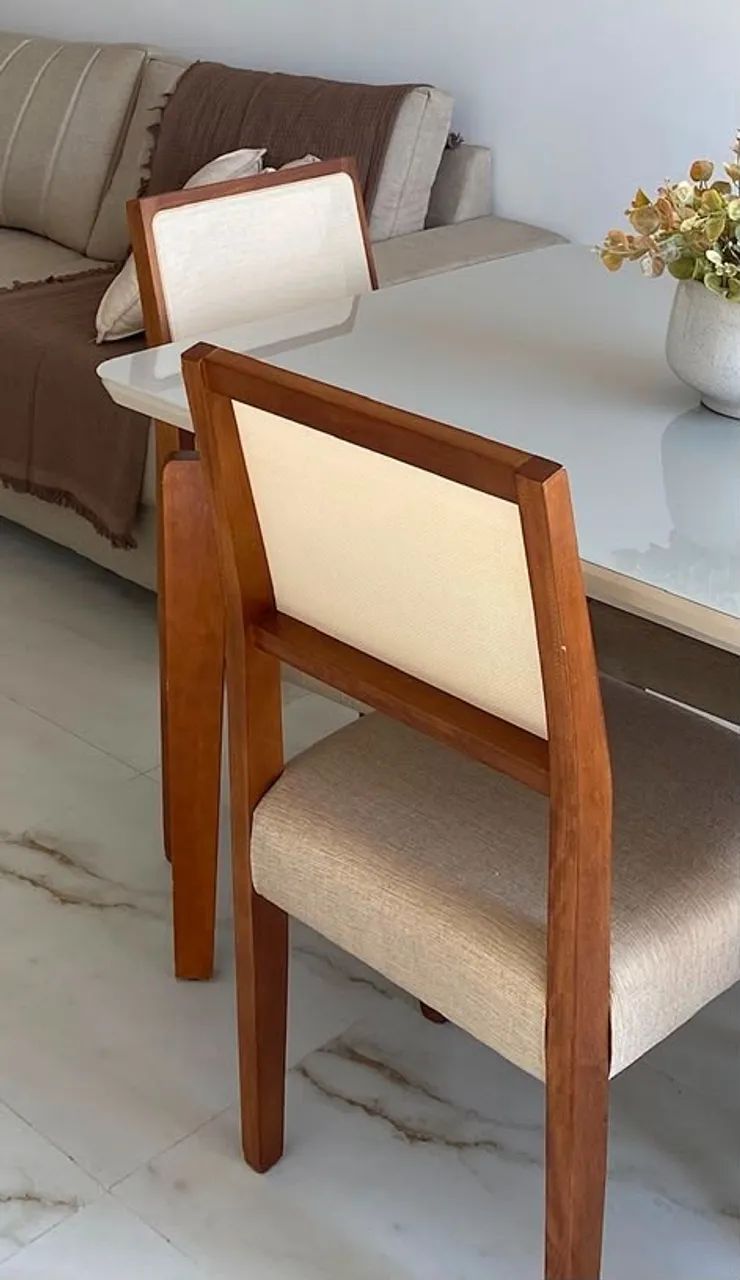 Mesa de jantar quadrada com 4 cadeiras 
