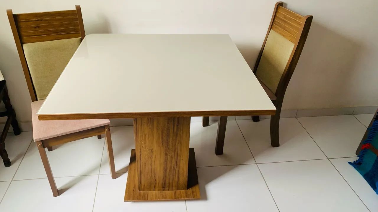 Vendo mesa com 2 cadeiras 
