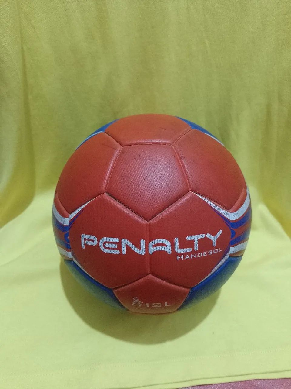 Bola pênalti handebol semi Nova usada dentro de casa ? - Foto 2