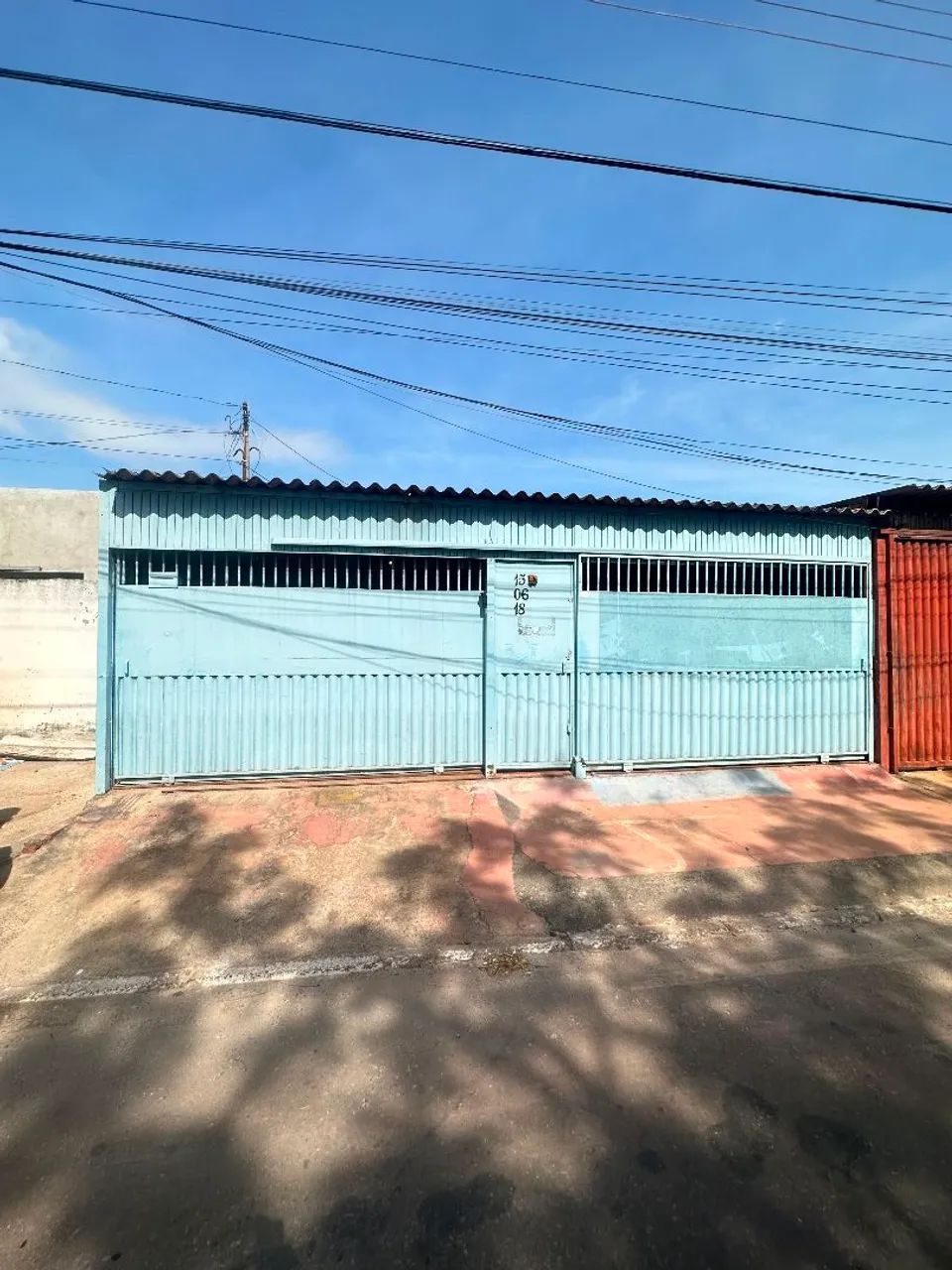 VENDO CASA COM ÁREA DE LAZER NO RIACHO FUNDO 2