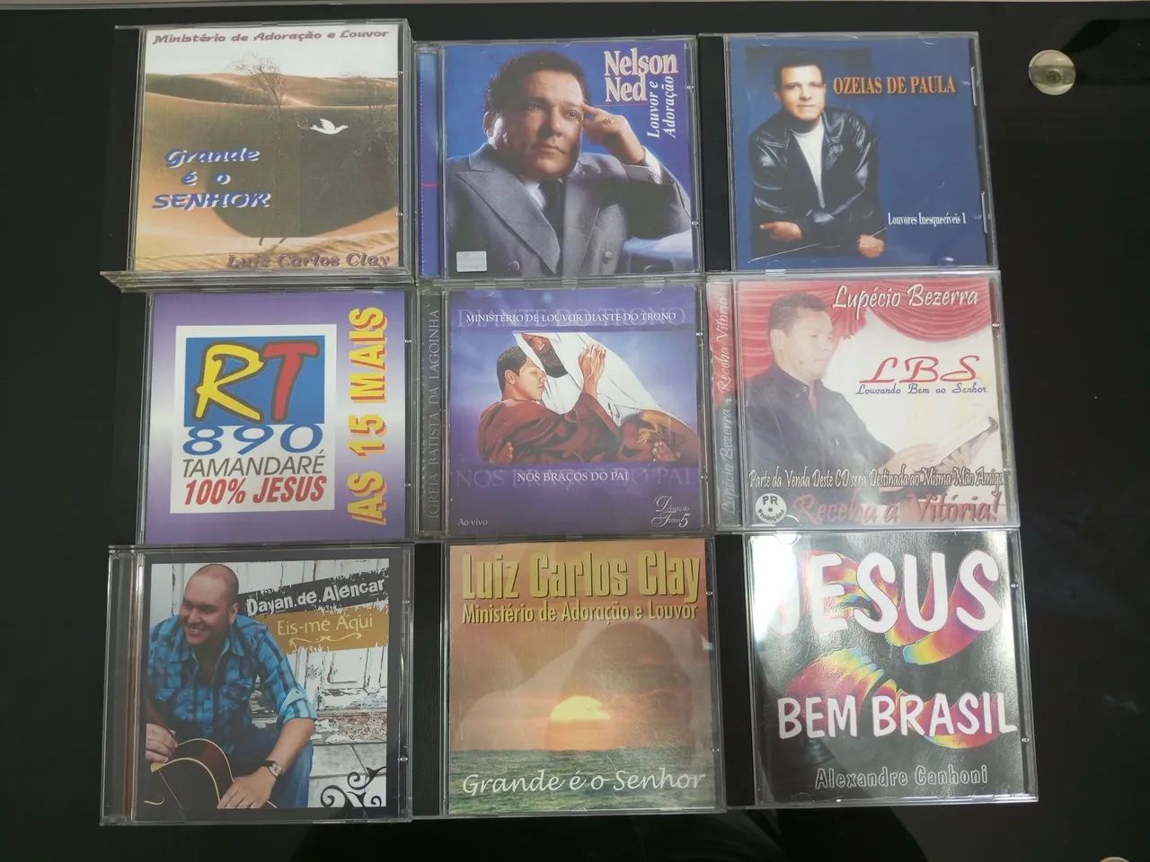 CDs com músicas religiosas.