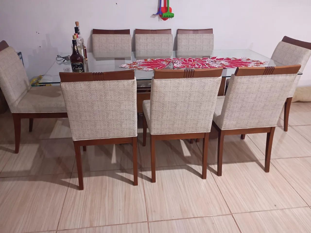 Mesa com cadeiras de madeira maciça 