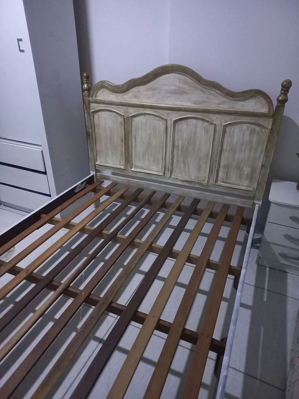 CAMA DE CASAL EM MADEIRA MACIÇA  - Foto 3
