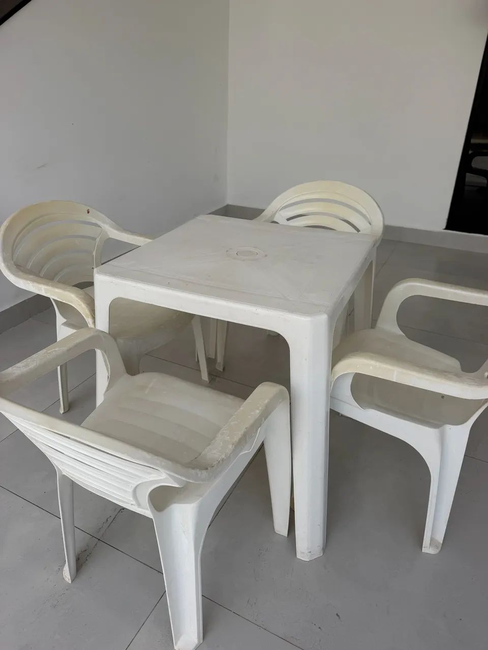 MESA PLÁSTICA COM 4 CADEIRAS  - Foto 2